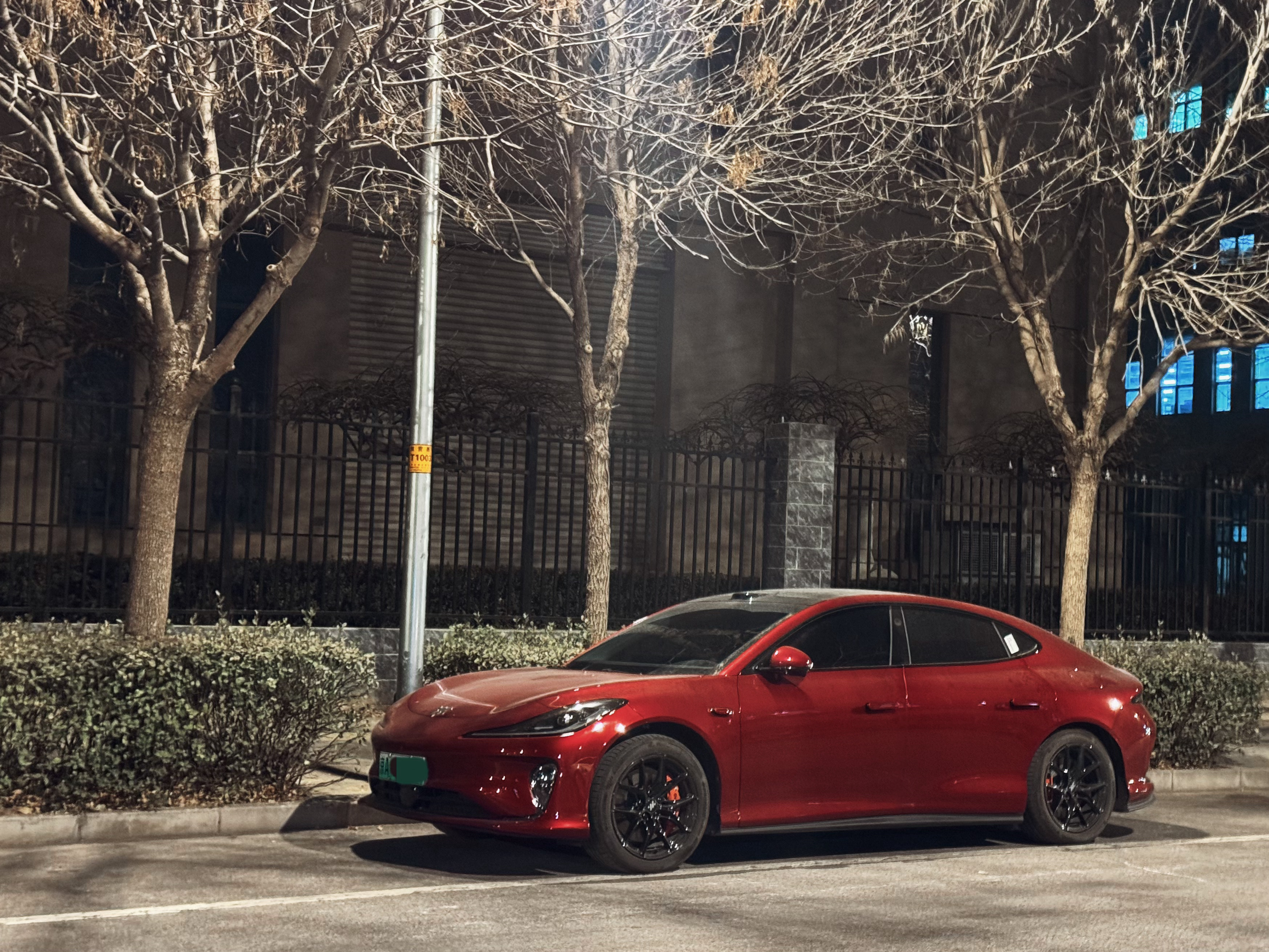 说真的，跟现在这些千篇一律的电车比啊，智己L6的颜值是太能打了