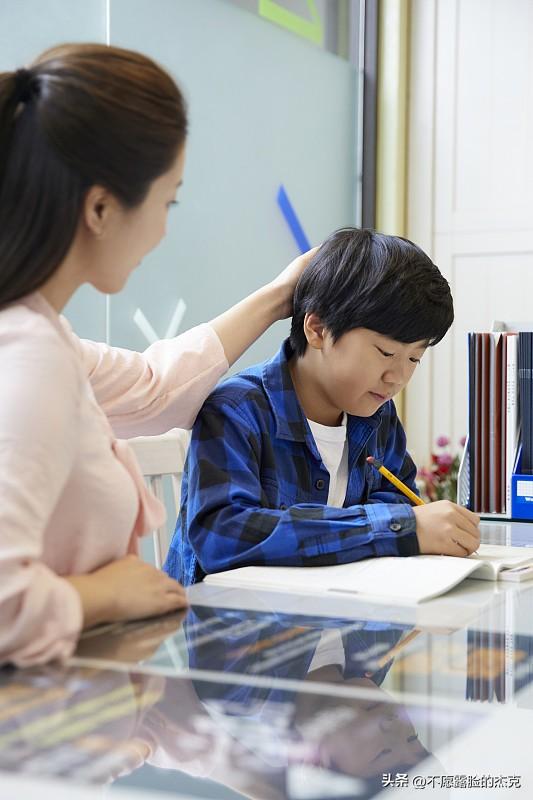 教育反思录（1281）

教育孩子

凡事要有耐心

耐心是

一个人最重要的品