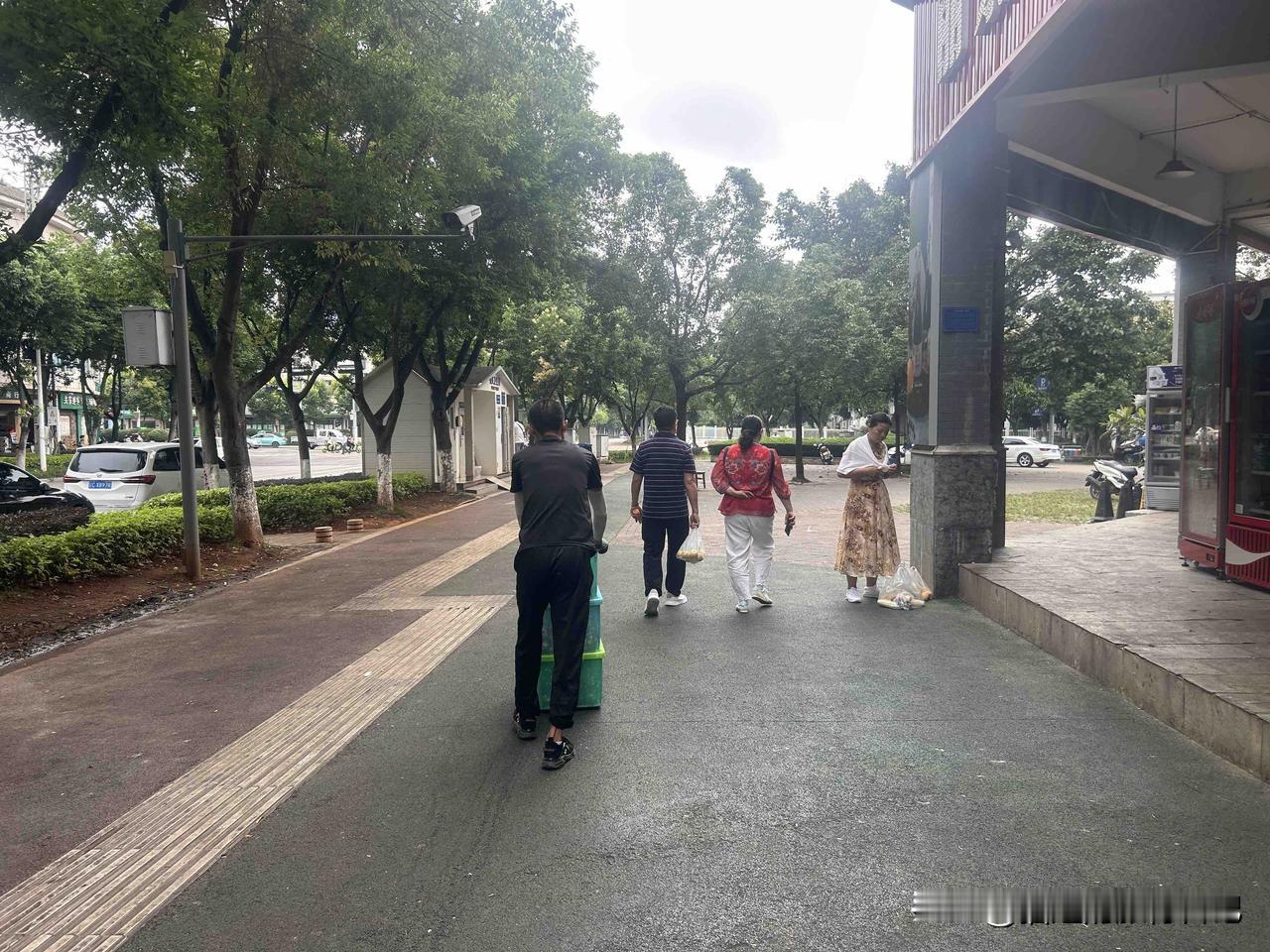 带着我83岁妈妈在云南弥勒住了近两个月了！今天早上老妈量血压，在今天还没吃降压药