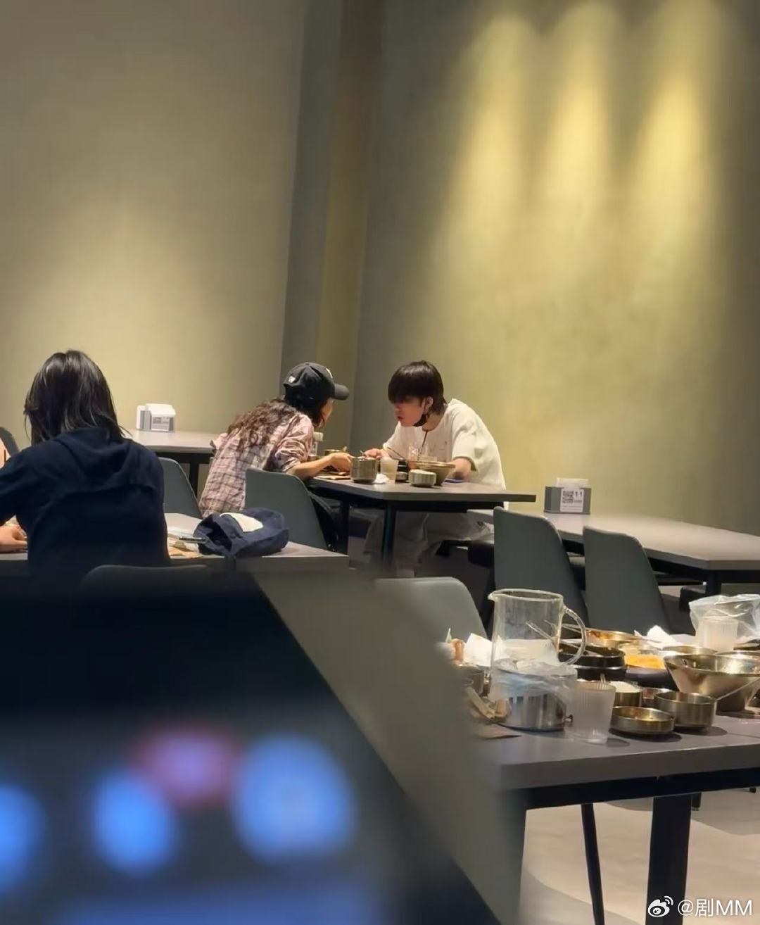 偶遇苏新皓和妈妈吃饭偶遇苏新皓和妈妈吃饭，母子俩坐姿都一模一样嘿嘿北京偶遇苏新皓