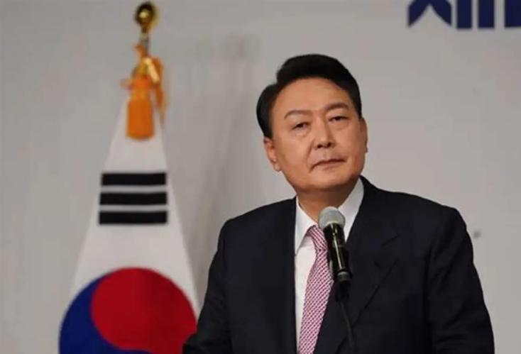 据韩国先驱报报道，前总统尹锡悦在首尔拘留所里不仅没因囚徒身份沉寂，反而展现出惊人