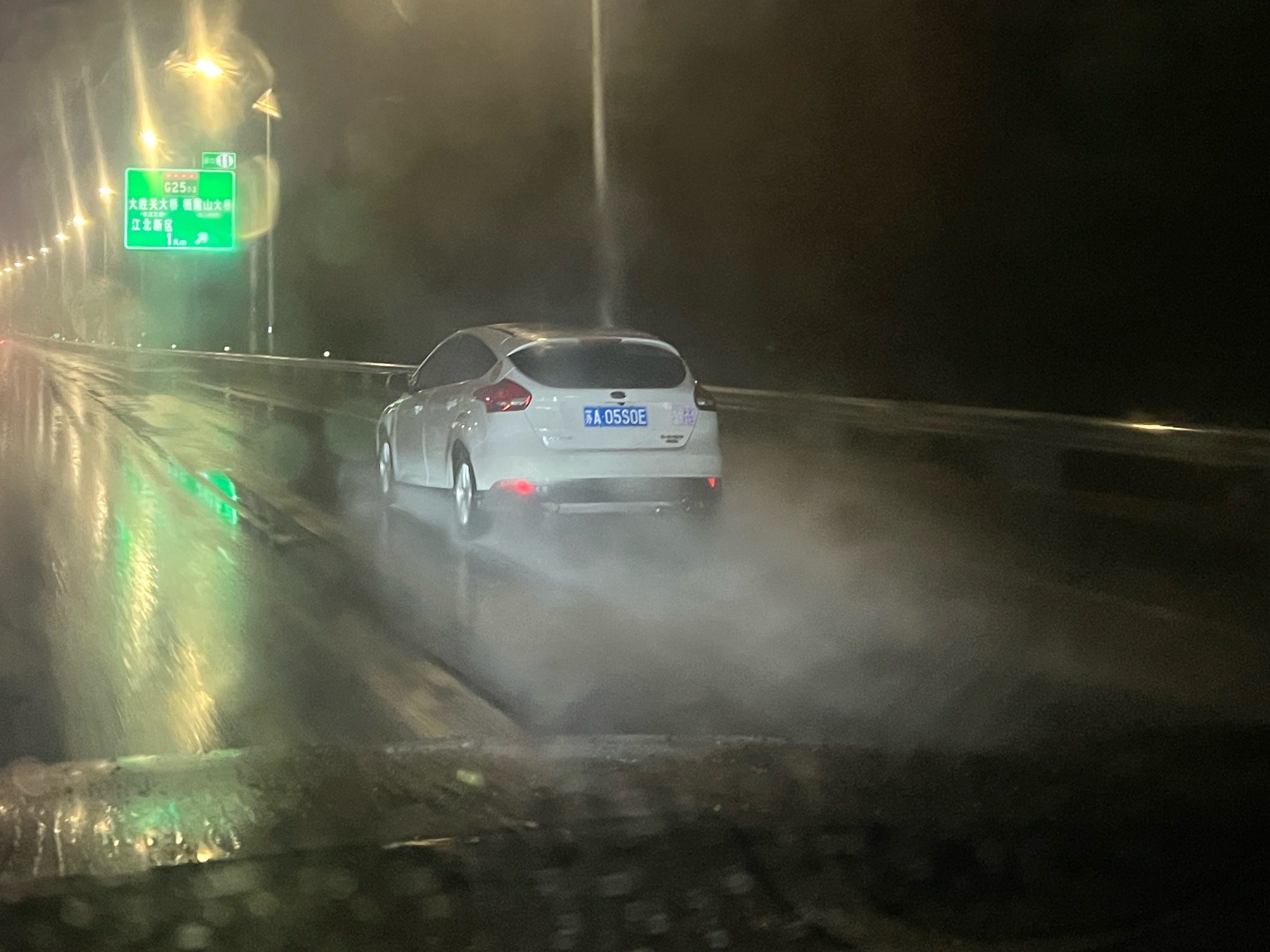 夜间雨天跑高速，车尾灯不打开，真的好危险啊，老车车主们跑高速一定要注意检查！ 