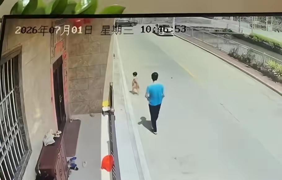 真是险呐，如果不是路人的及时把小女孩救上来，后果不堪设想。

看了监控视频，真的