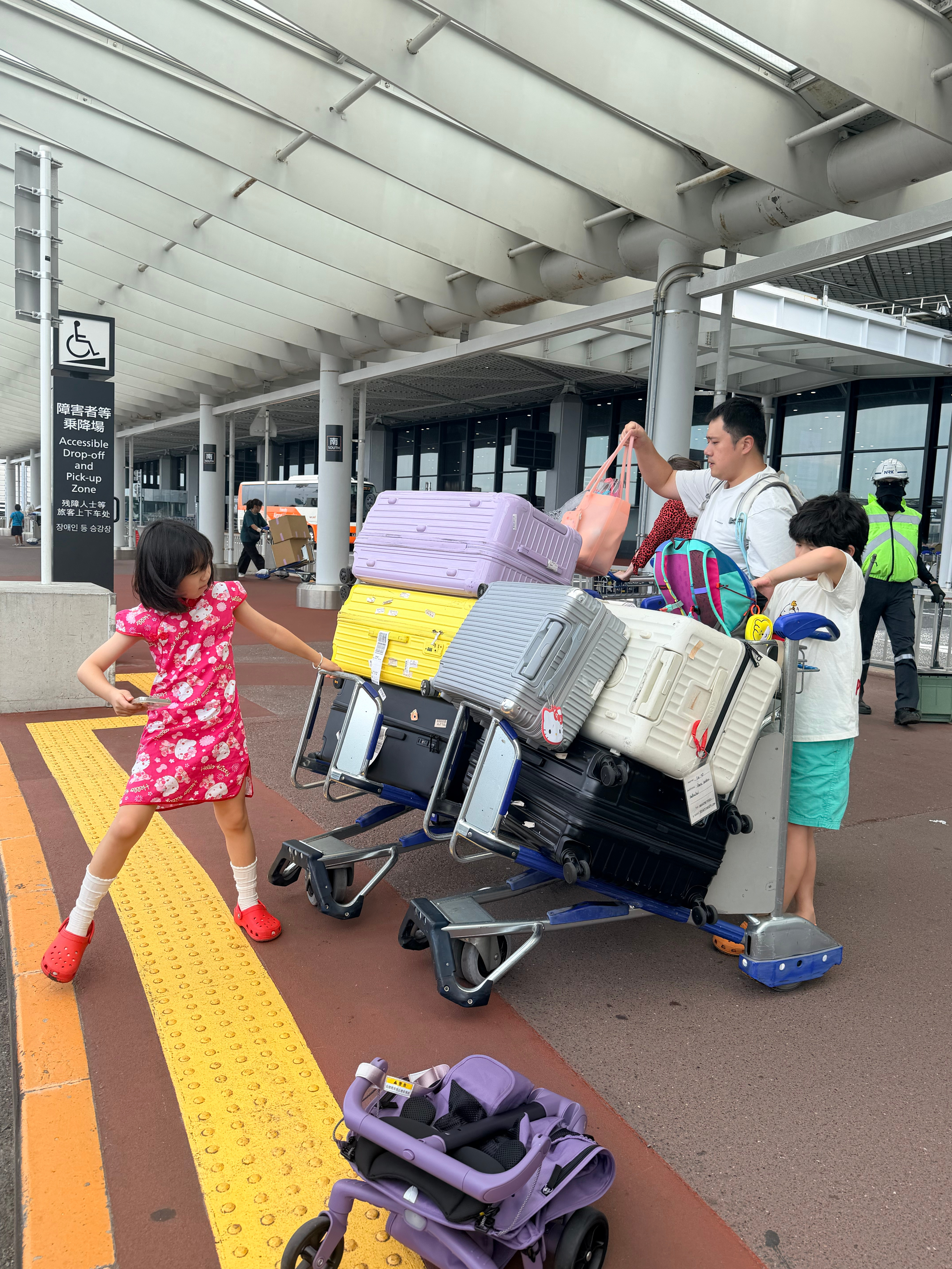 司机大哥：你们五个人这么多行李吗 