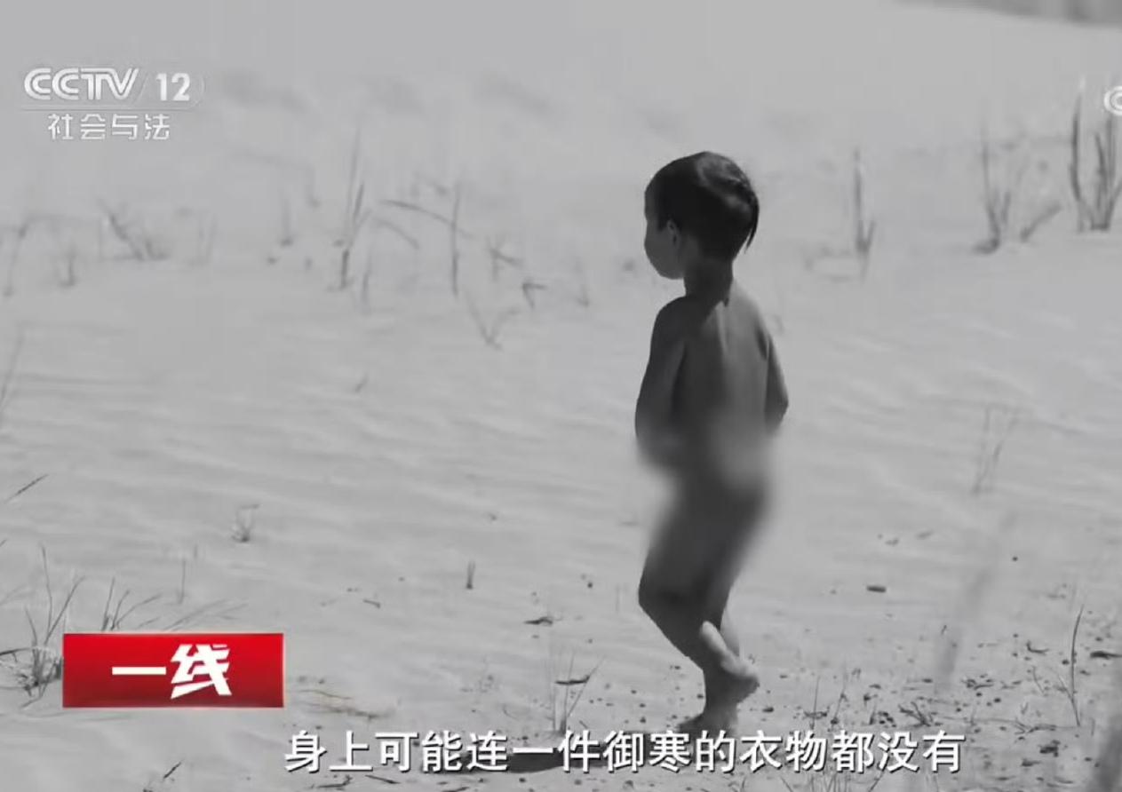 这个一岁娃娃，大概是全中国最硬核的“沙漠徒步选手”——光着身子，在海拔3200米
