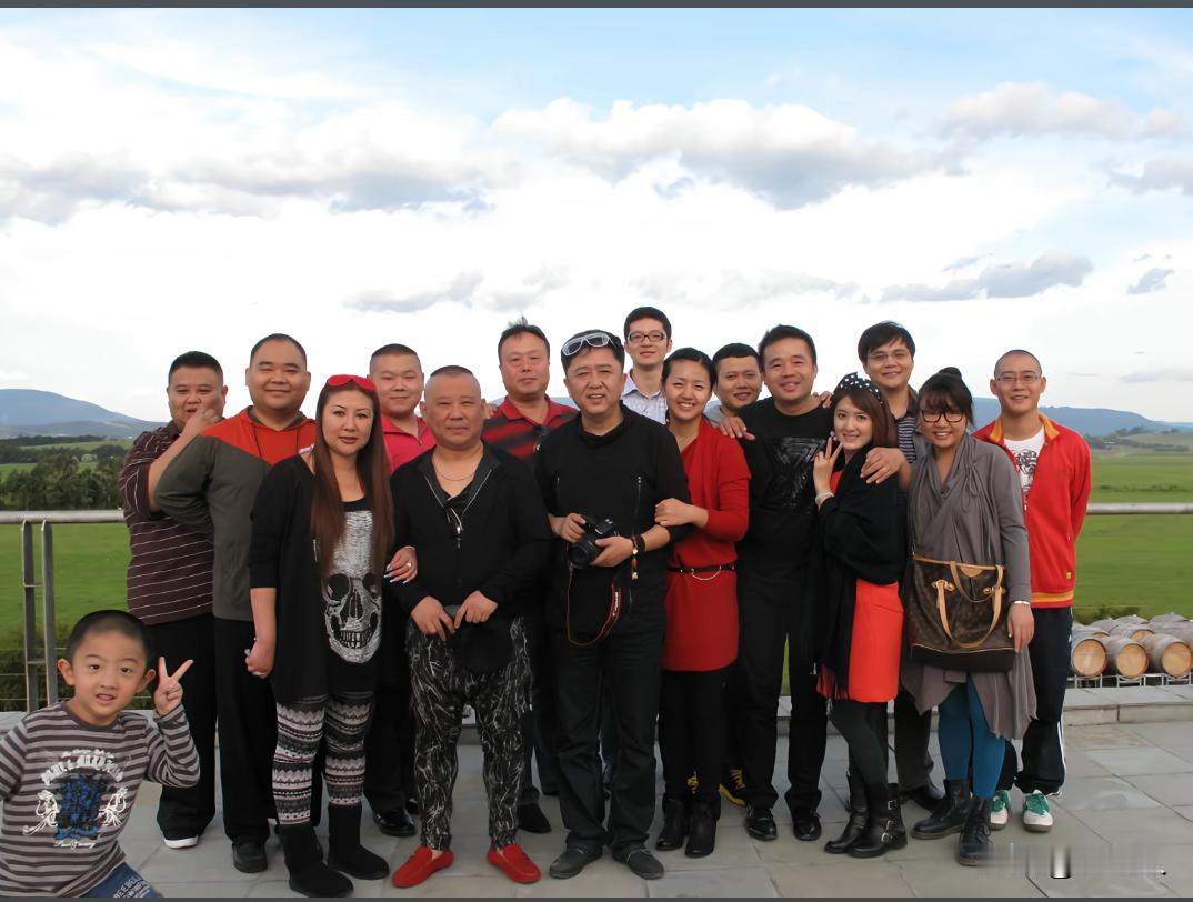2013年德云社开启海外巡演，演出结束后一行人到澳洲的葡萄酒庄游览、考察红酒项目