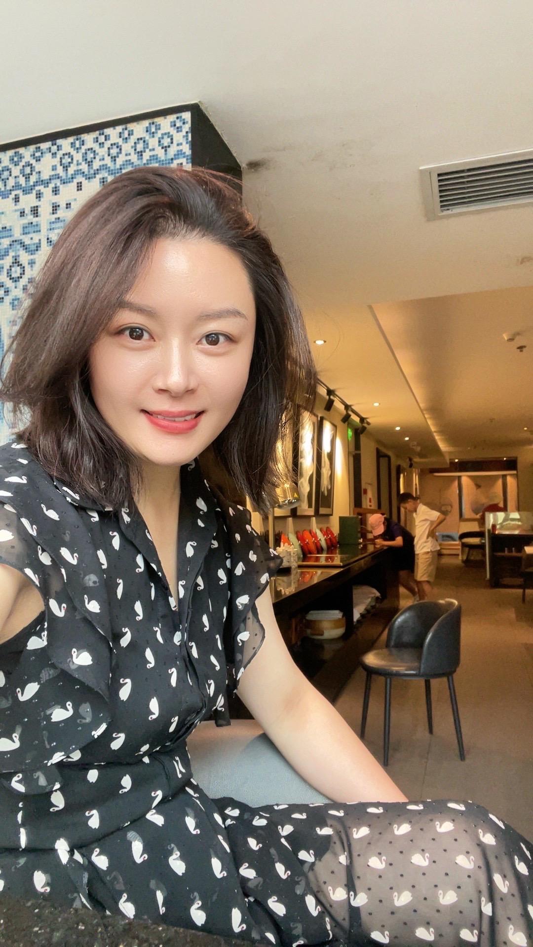 爱这身碎花，更爱穿上它时，那个自信又轻盈的自己。