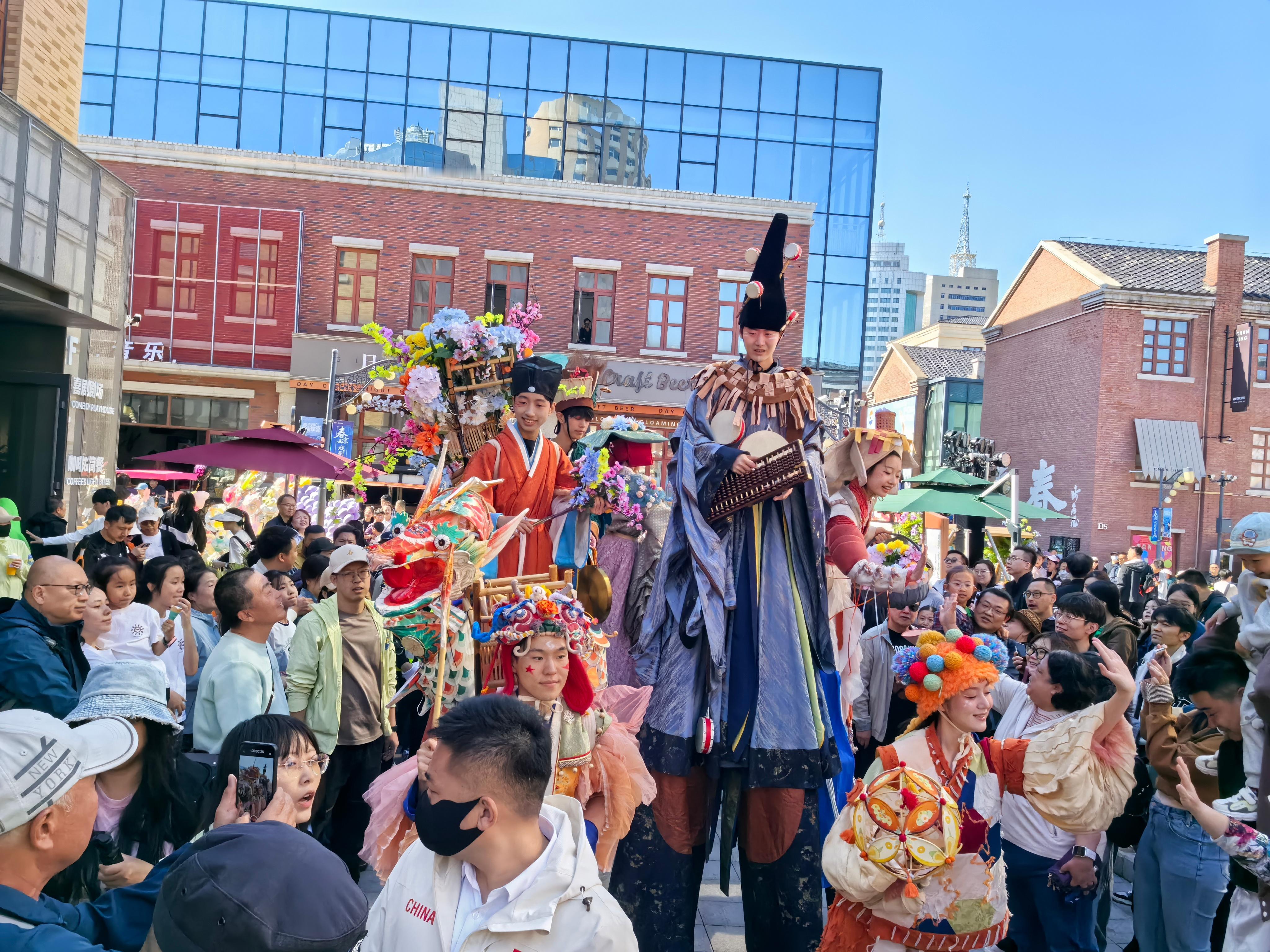 “五一”假期，长春各大景区人头攒动，文旅市场多点开花、全域火热。经文旅部数据中心