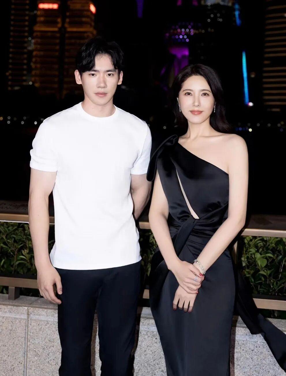 49岁曾黎穿一字肩长裙，看起来就像温婉的小姐姐，作为中戏公认的校花，戏里演技在线