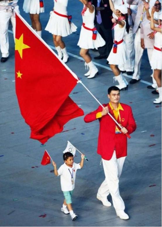 2008年奥运会开幕式上，姚明高举红旗走在人群正前方。突然，张艺谋脸色大变，冲着