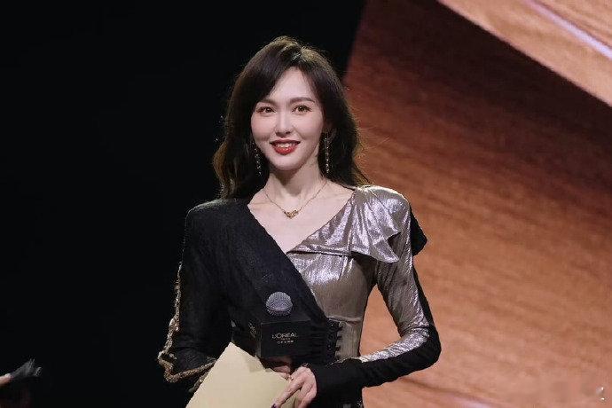 唐嫣压轴走秀 唐嫣拼接高定裙好美啊！ 