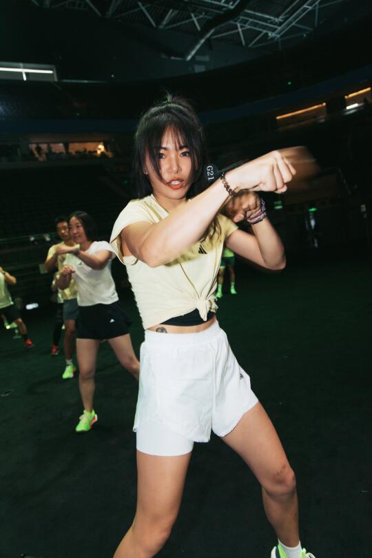 攀岩女孩掉进莱美巨大能量场