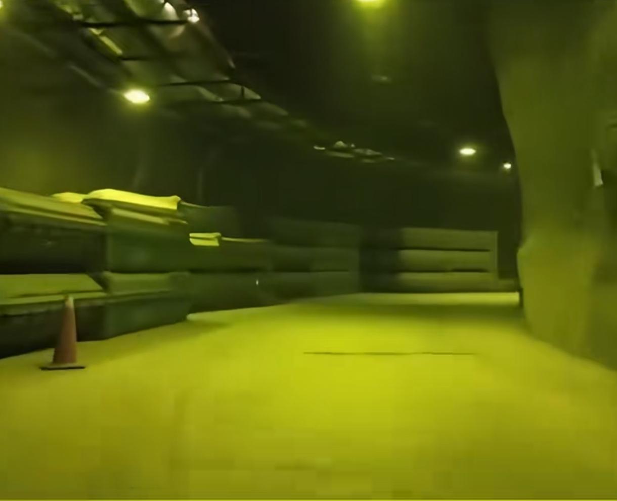 伊朗公布地下隧道内导弹视频，美以这次背后要发凉了！
近日，《德黑兰时报》公布了一