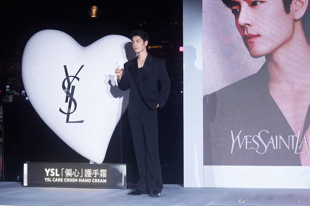 肖战暗夜流光黑色西装造型围观下啦，肖战暗夜流光黑色西装造型，可以有啊，好帅的肖战