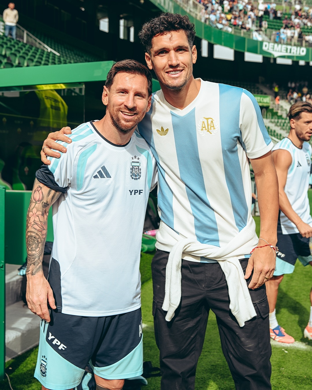 埃尔切球员在阿根廷训练后排队与梅西合影