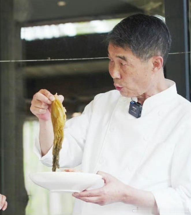 川菜老师傅遭年轻厨子爆冷击败百厨大战《百厨大战》张老爷子对战年轻厨子的融合菜，最