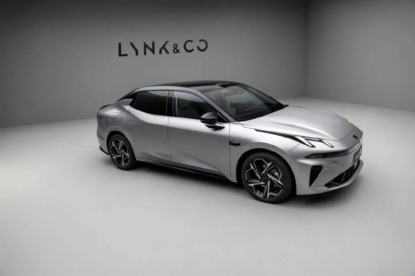 领克07 EM-P真的太懂新手和都市通勤了😆 泊车绝了，超窄车位也能精准停进去