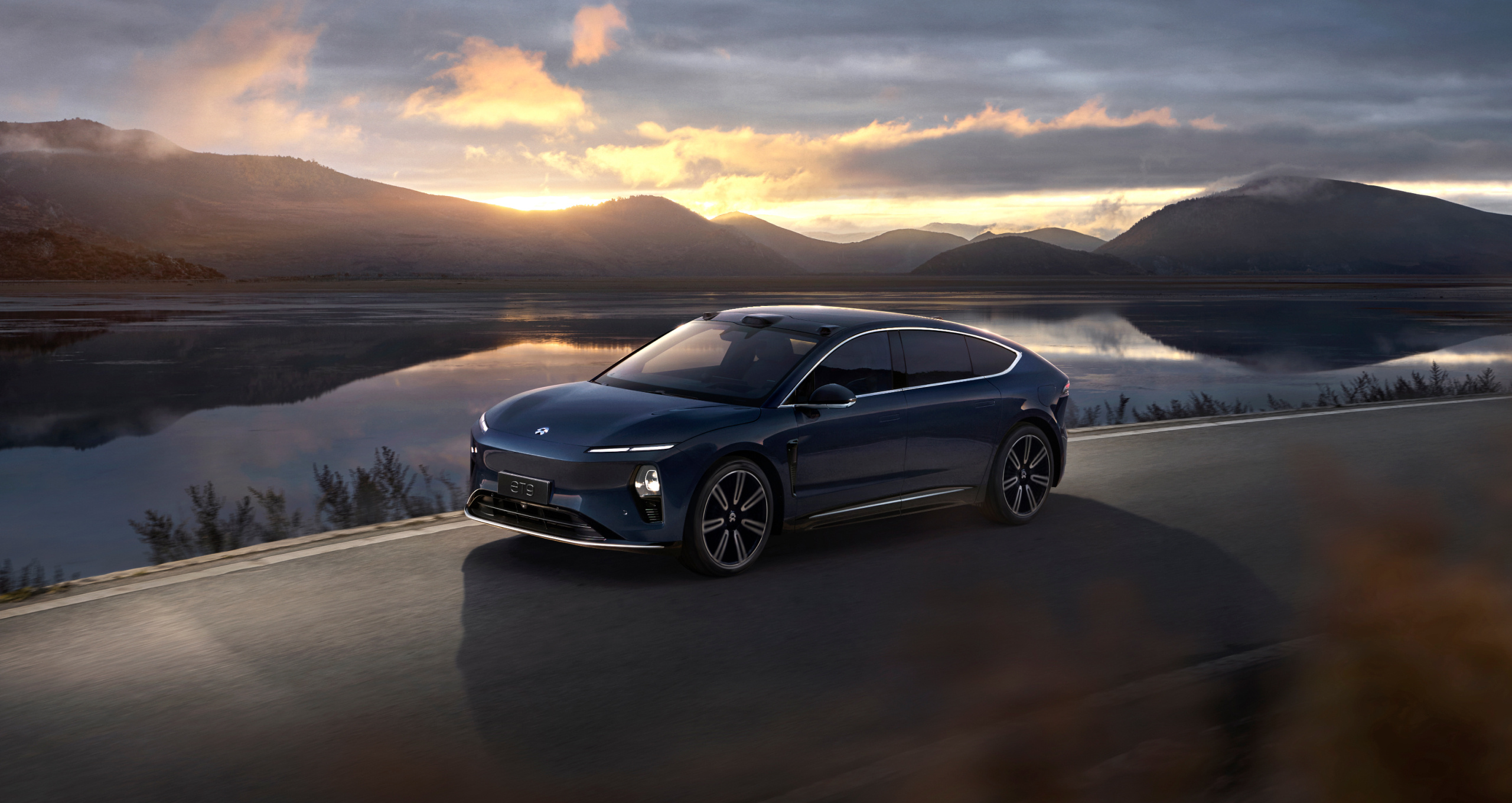 董明珠喜提极氪009光辉 喜提新车的事大家都知道了其实企业家和明星这两个群体一直