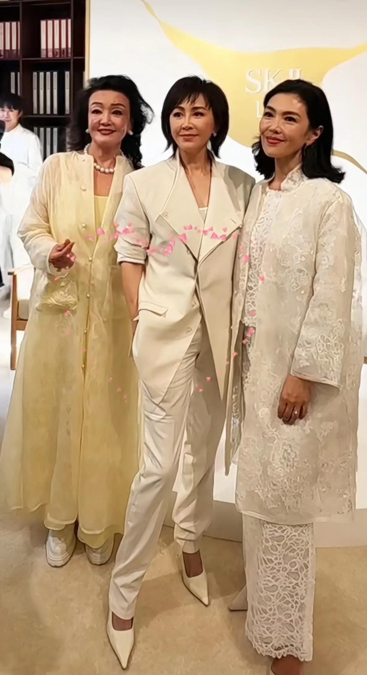 张兰的气场强大，跟明星合影也毫不逊色。
一辈子都是女强人，奋斗了一生，成功和失败