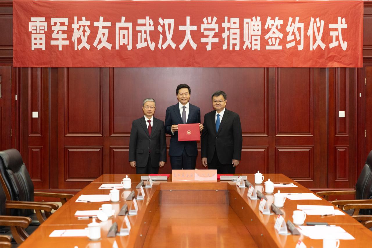 雷总向母校武大捐赠了13亿

据说雷总读书时拿到了2000元的奖学金，如今65万
