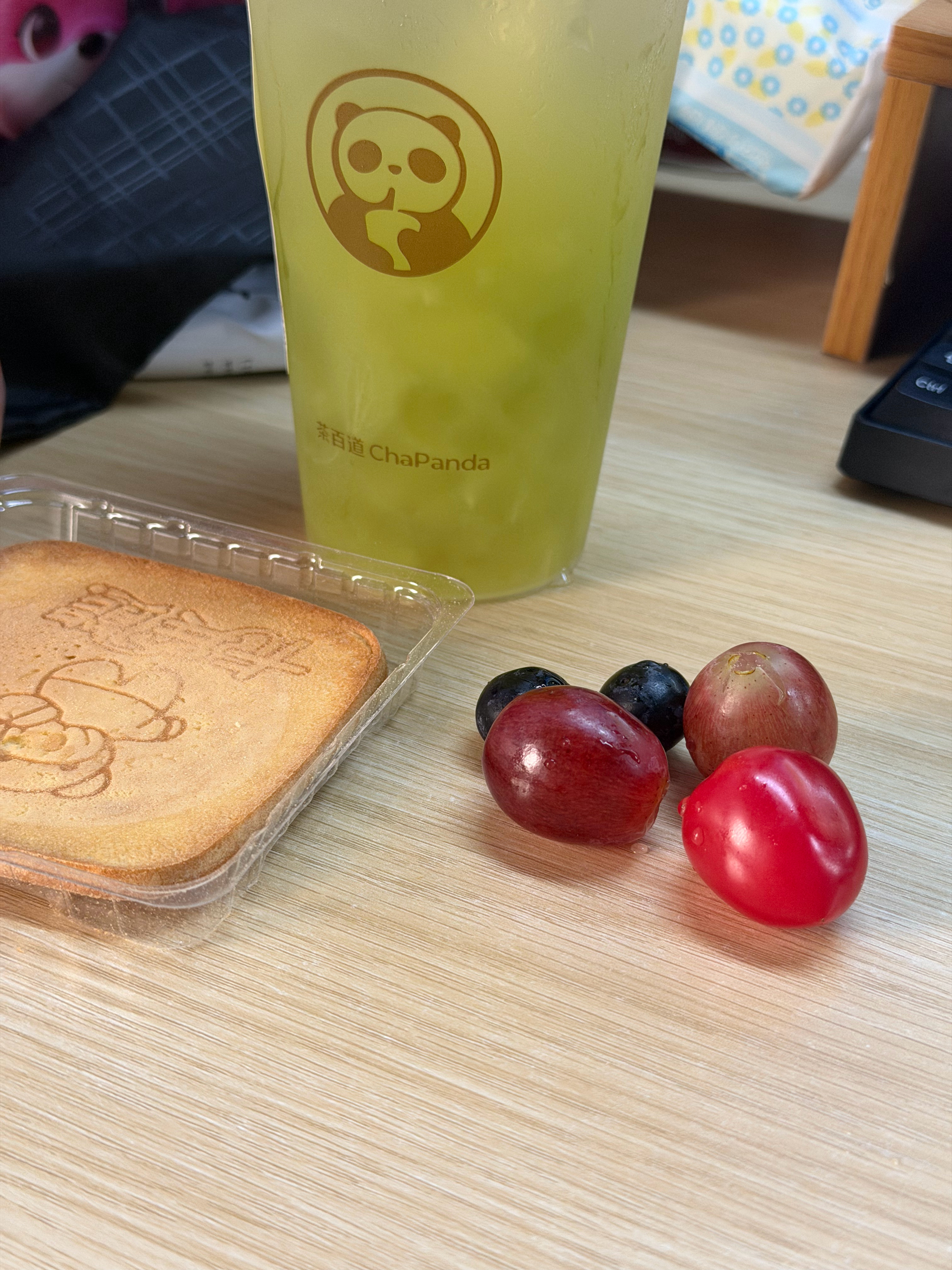 同事之前给的饼干同事刚请的奶茶同事刚给的水果凑成了今天的午餐