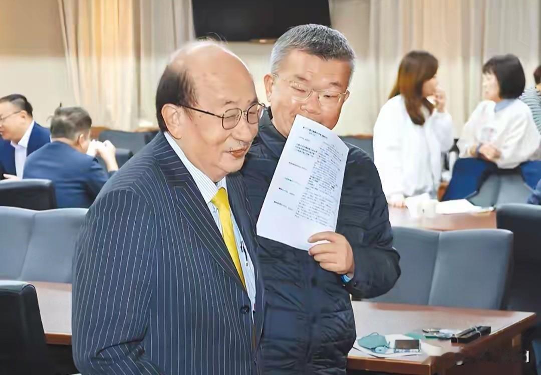 柯建铭时代落幕 蔡其昌接掌民进党团总召
 
柯建铭稳坐多年的总召位置彻底易主。