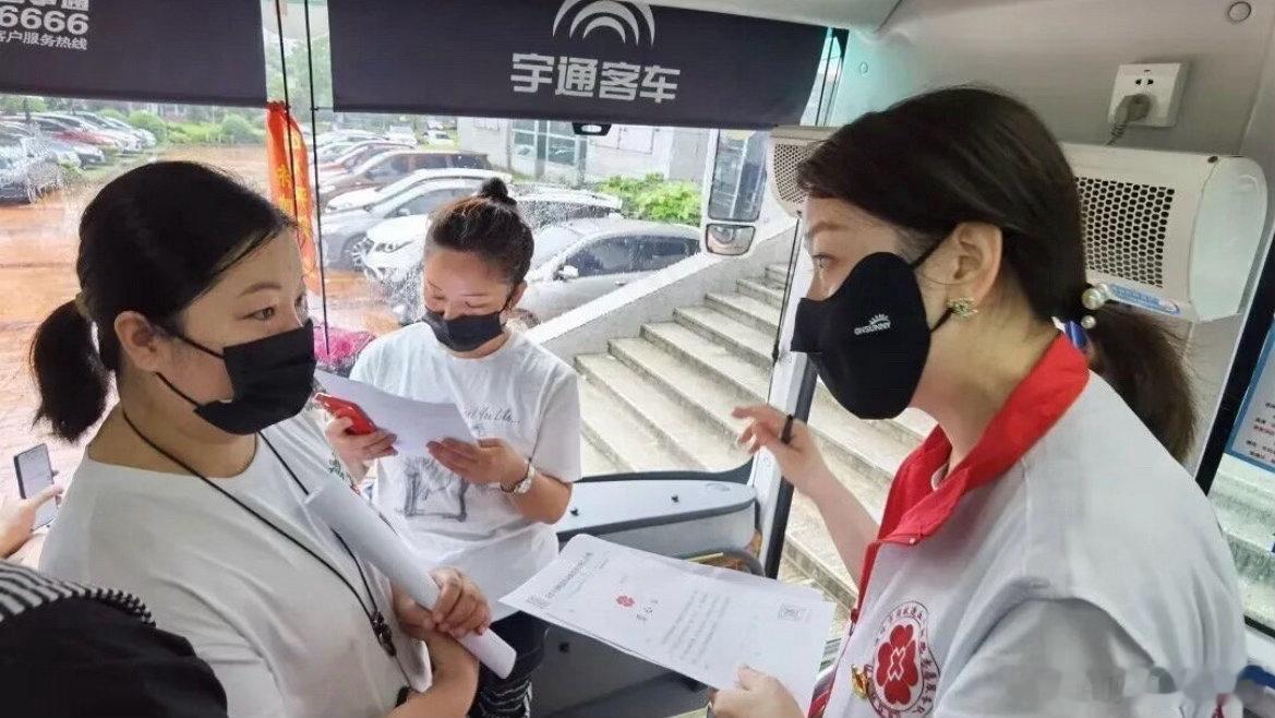 温岭首位造血干细胞捐献者15年带动千人生命接力 微光成炬，大爱相传。十五年坚守奔
