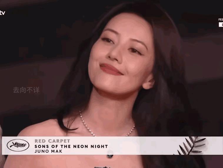 在我心中国民女神就一位，那就是高圆圆，优雅动人，自然大方，无需奇装异服，依然明艳