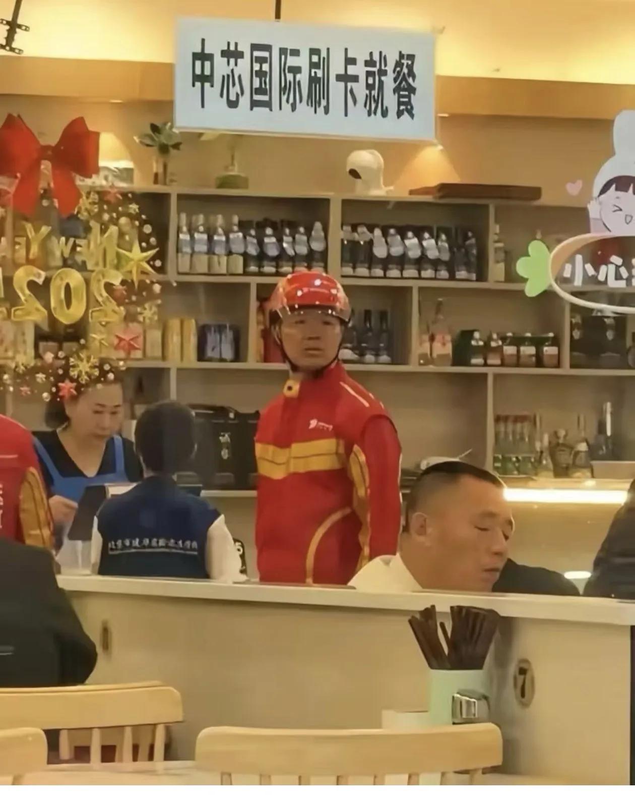 刘总在送外卖，老婆还在悠闲的玩耍，她怎么不陪自己老公一起送外卖