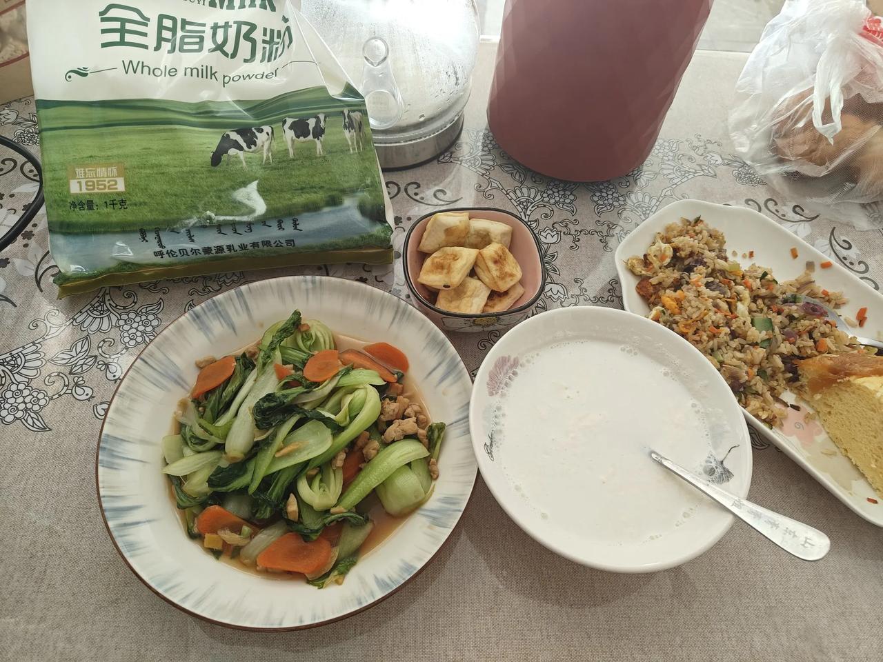 也不能说我不吃剩菜剩饭，我早上饭能认真去做，晚上就是对付一下，把上午剩的加点绿植