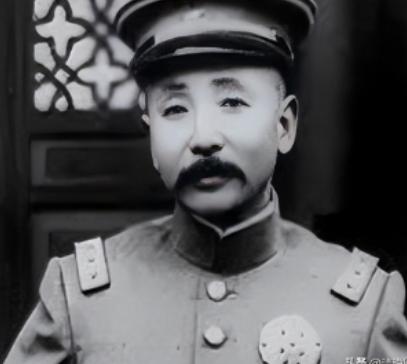 张作霖路过一个修鞋摊，见鞋匠干活慢，抬脚就踢了一下。鞋匠反手就给了他一巴掌，骂道