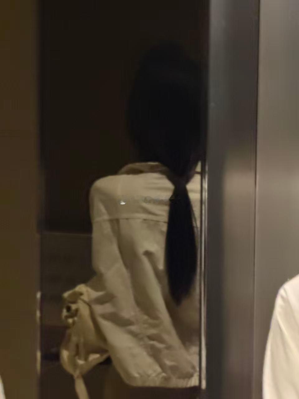 我背影这么骨感完完全全直角肩 