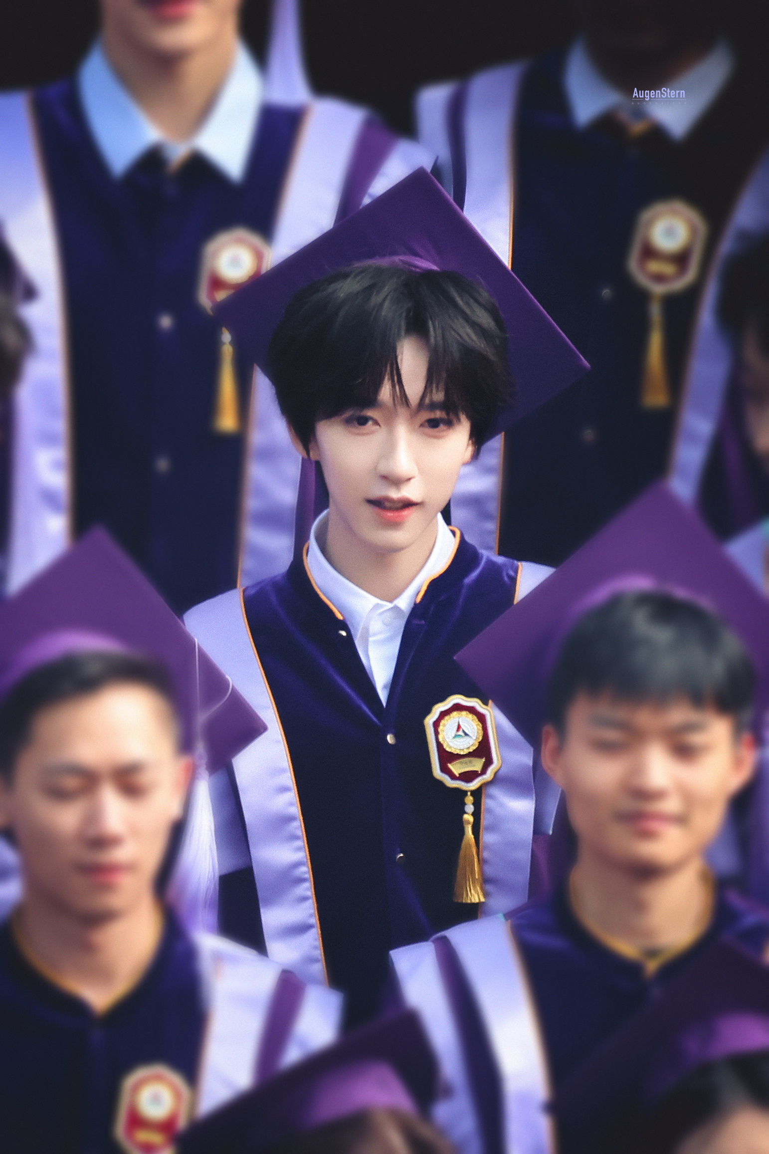 贺峻霖中传毕业大合照贺峻霖毕业快乐！本科生涯圆满结束9月再见💚贺峻霖