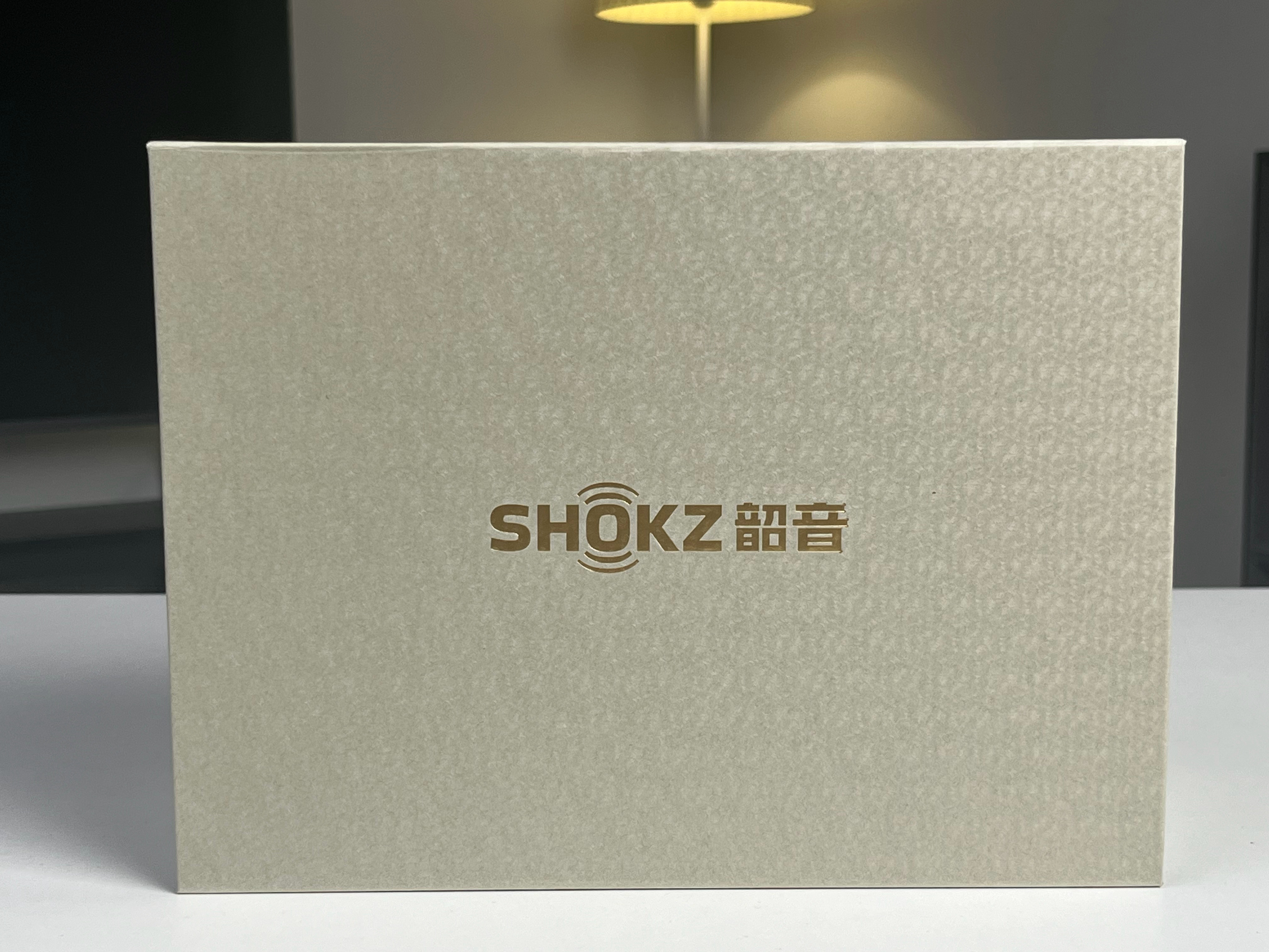 收到了韶音的礼盒了，太漂亮咯。很香的香薰蜡烛，以及还有个小钢琴，真的很适合我这个