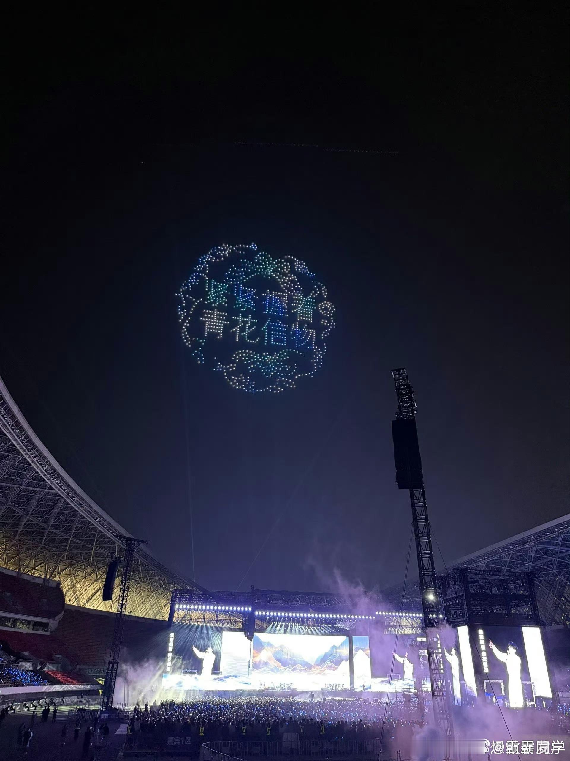 周传雄新巡演首站贵阳 周传雄这巡演首站也太绝了，在贵阳不仅唱得稳如 CD，舞台更