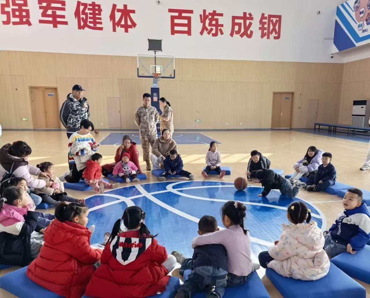 宁波海空军娃手拉手共绘暖心成长画卷 近日，甬江军营家属院举办海空军娃联谊活动，由