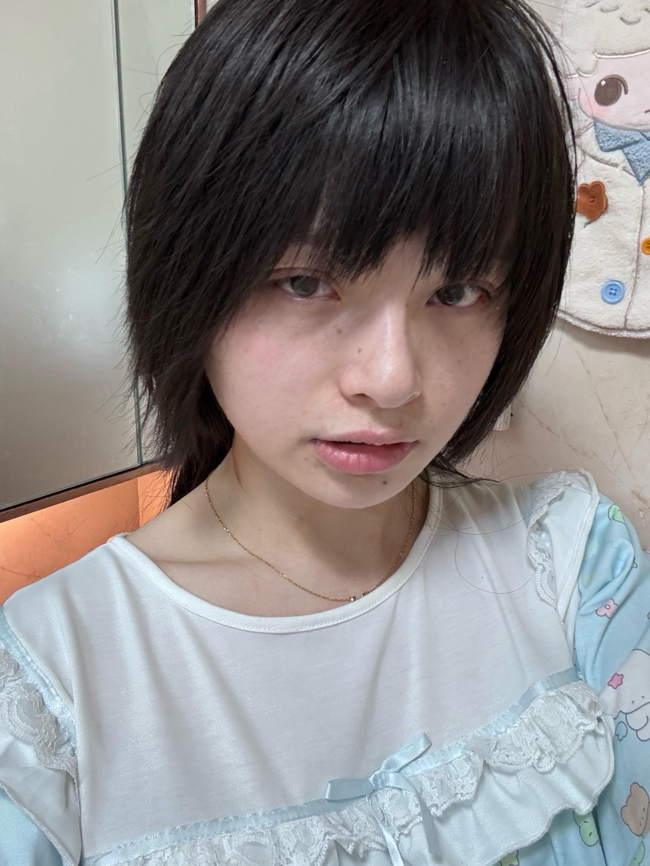 你不应该只爱我表面的光鲜亮丽 应该也爱我卸掉厚重粉底液后的红色痘印和摘...