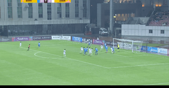 下半场比赛刚开场的第48分钟武汉女足再丢一球，0：3落后水原女足，武汉女足主教练