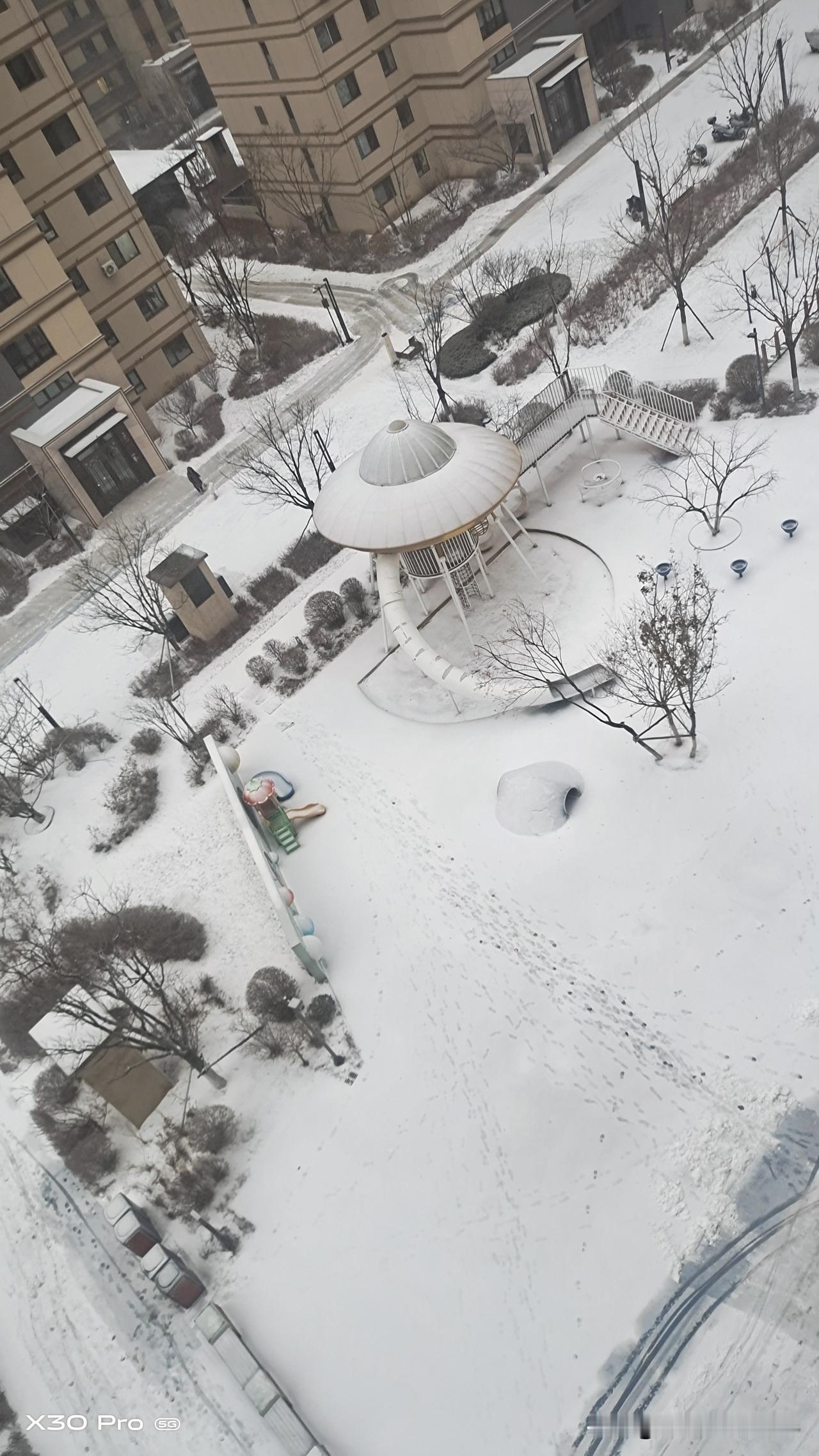 昨天老妹妹累到了呜呜哭，她是我们几个中最小的一个，这次老妈生病她是付出最多的，跑