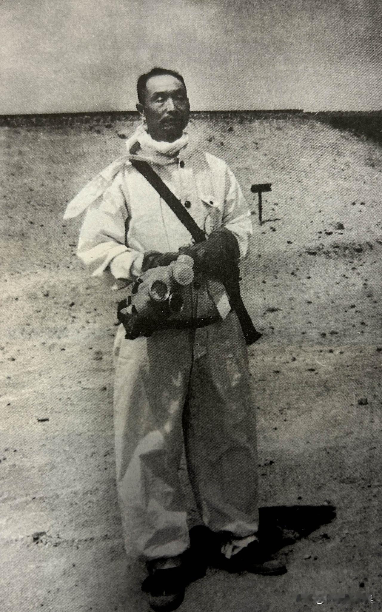 1964年，穿着防护服的张爱萍于核爆试验场区。在核试验进入倒计时阶段，各种放射性