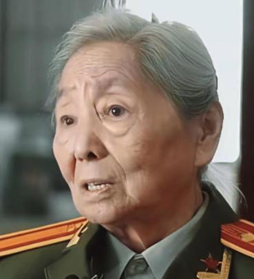 1979年，我国女翻译刘禄曾在美国访问期间，突然发现一名美国男子一直盯着她看，几