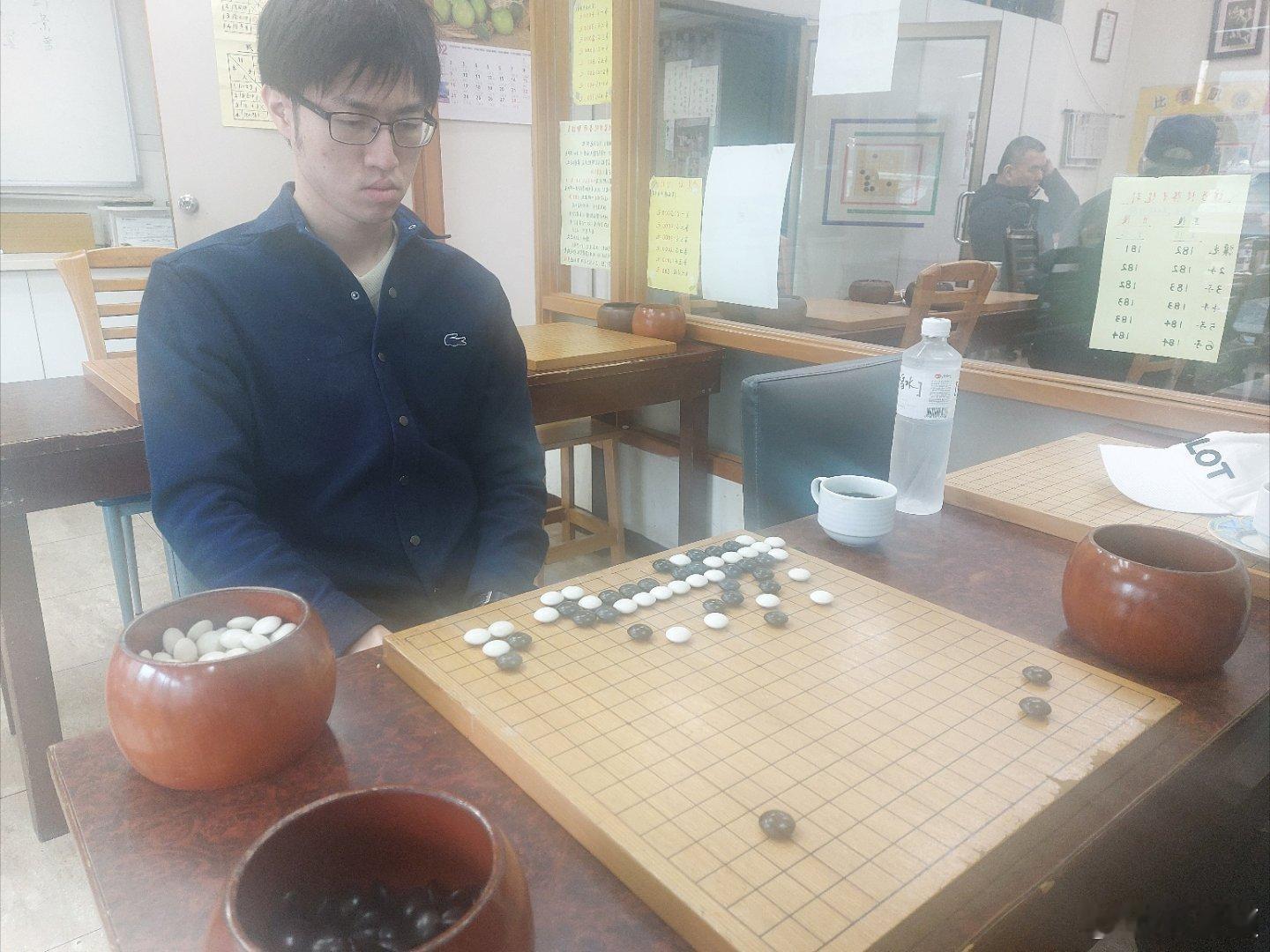 今天和台灣職業棋士會何會長聯手，對台灣旅日棋手許家元九段(讓兩子)。 