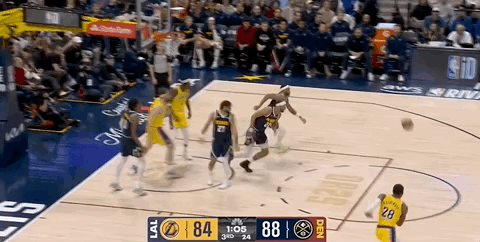 詹姆斯连得5分， 湖人还差2分！裁判依旧没响哨 