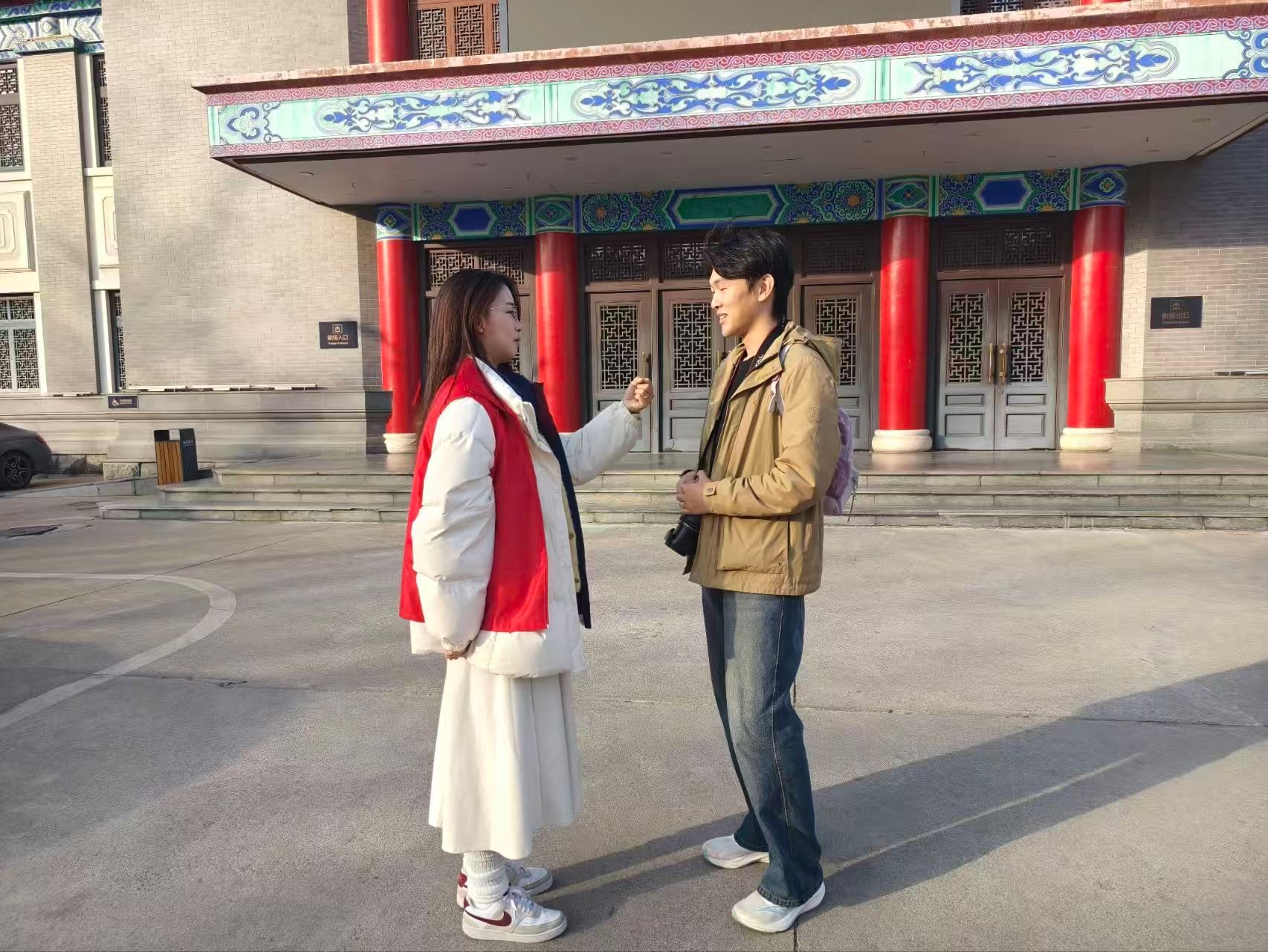 秦岭笑谈山东学子寒假在行动山东大学生进行寒假社会实践走进山东剧院【帷幕徐启，灯光