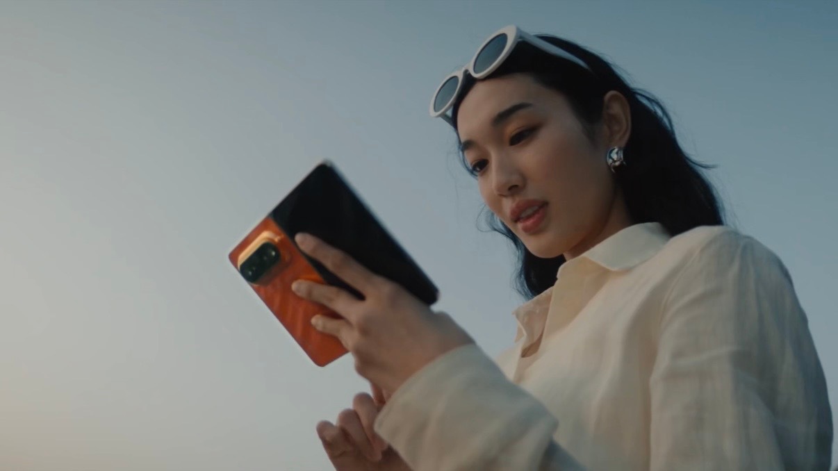 华为大阔折首发支持全新手写笔终于不用背着平板出门旅行了！新手机一展开就是随身画室