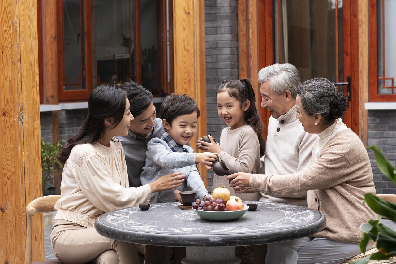 身边总有人琢磨着怎么攒更多家财，换更大的房子、买更贵的车子。可我活了大半辈子才明