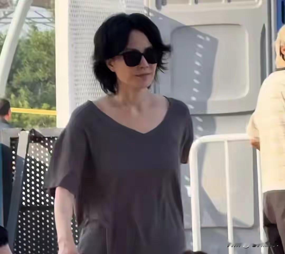 刷到了王菲带着李嫣去看窦靖童演出的视频，感觉很感慨。

8月29日，谢霆锋46岁
