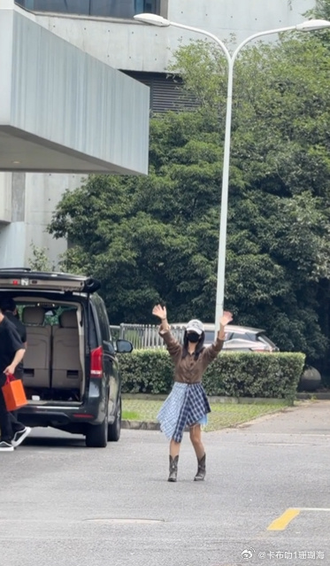 杨紫今天的造型你喜欢吗？不规则裙子咖色上衣，搭配白色棒球帽小靴子可可爱爱的。 