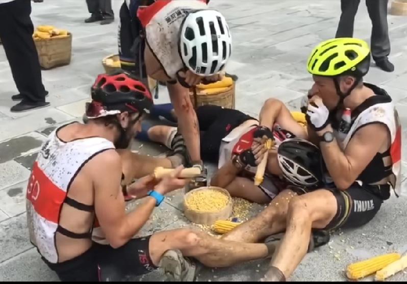 每年的武隆赛开赛前，大家都会把这段啃玉米的视频拿出来晒，确实太经典了，这是给玉米