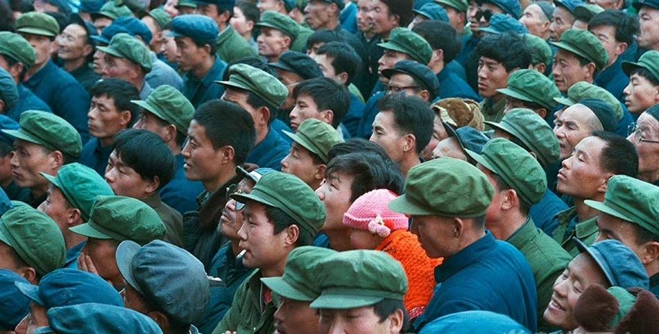 在上世纪七八十年代，如果你要问中国人最喜欢戴什么帽子，答案只有一个：解放帽。

